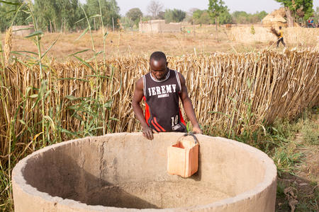 Francois Nikiema, 31 años, mira hacia un pozo vacío en el pueblo de Yargho, provincia de Bazega, centro sur de Burkina Faso. Febrero de 2021.