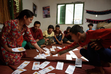 Pramila dá uma aula no Centro de Recursos para Deficiência Intelectual, Nepal.