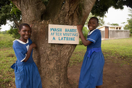 Kisakye y Nafumba, miembros del Club de Salud de la escuela de Nanoko (Uganda).