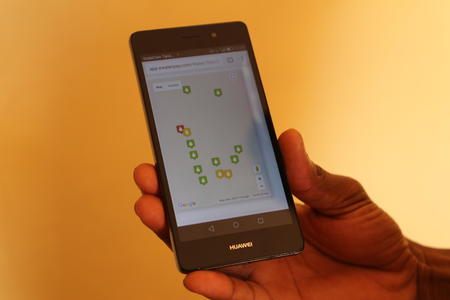 Un écran de smartphone affichant les différents points d’eau du village d’Endanchan. eWATERpay indique l’état de chaque point d’eau afin que les ingénieurs puissent détecter rapidement tout problème. 
